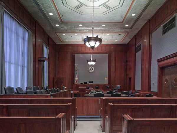 courtroom-898931_640-3-600×451